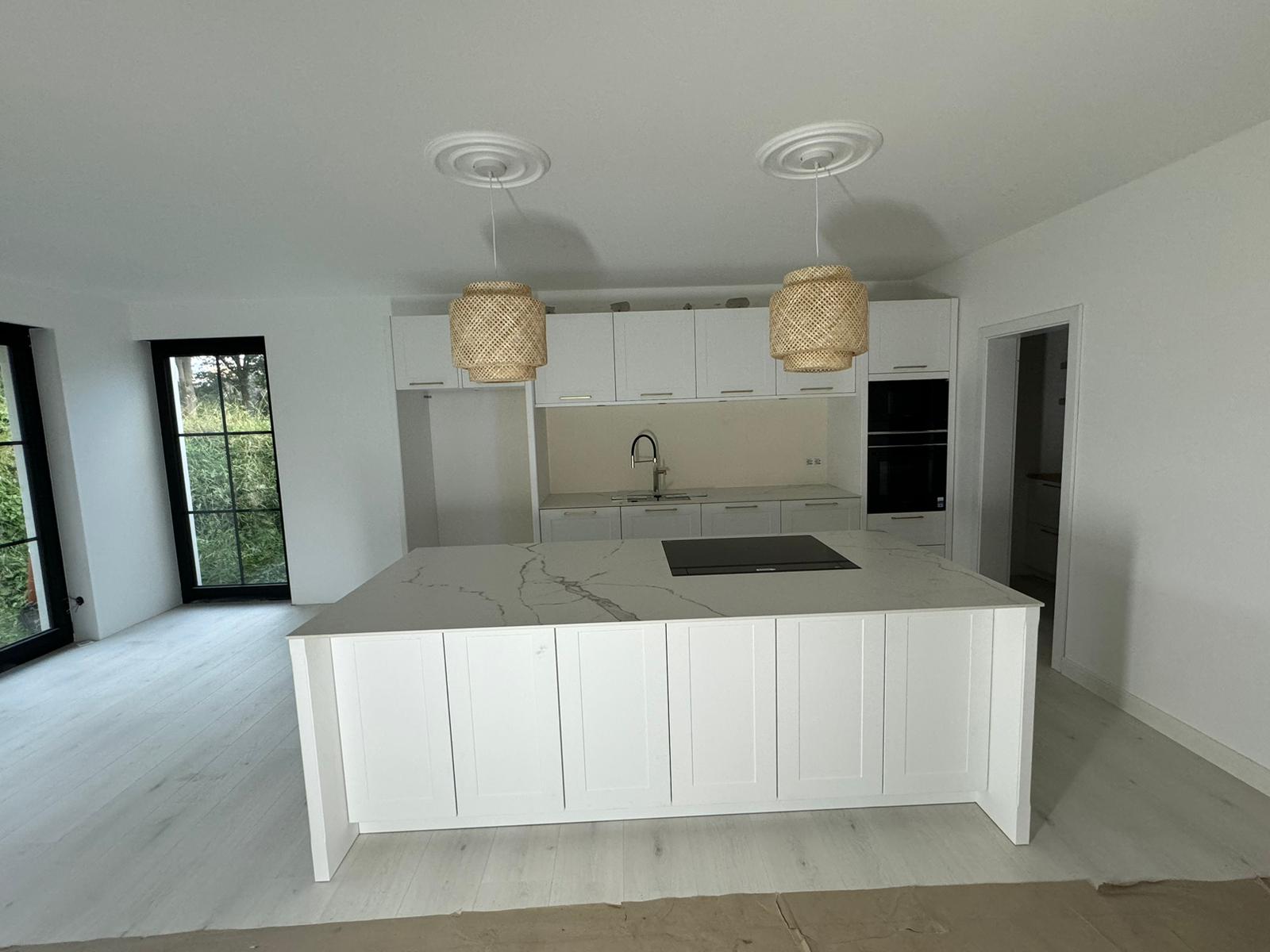 Designkueche mit Insel Weiss