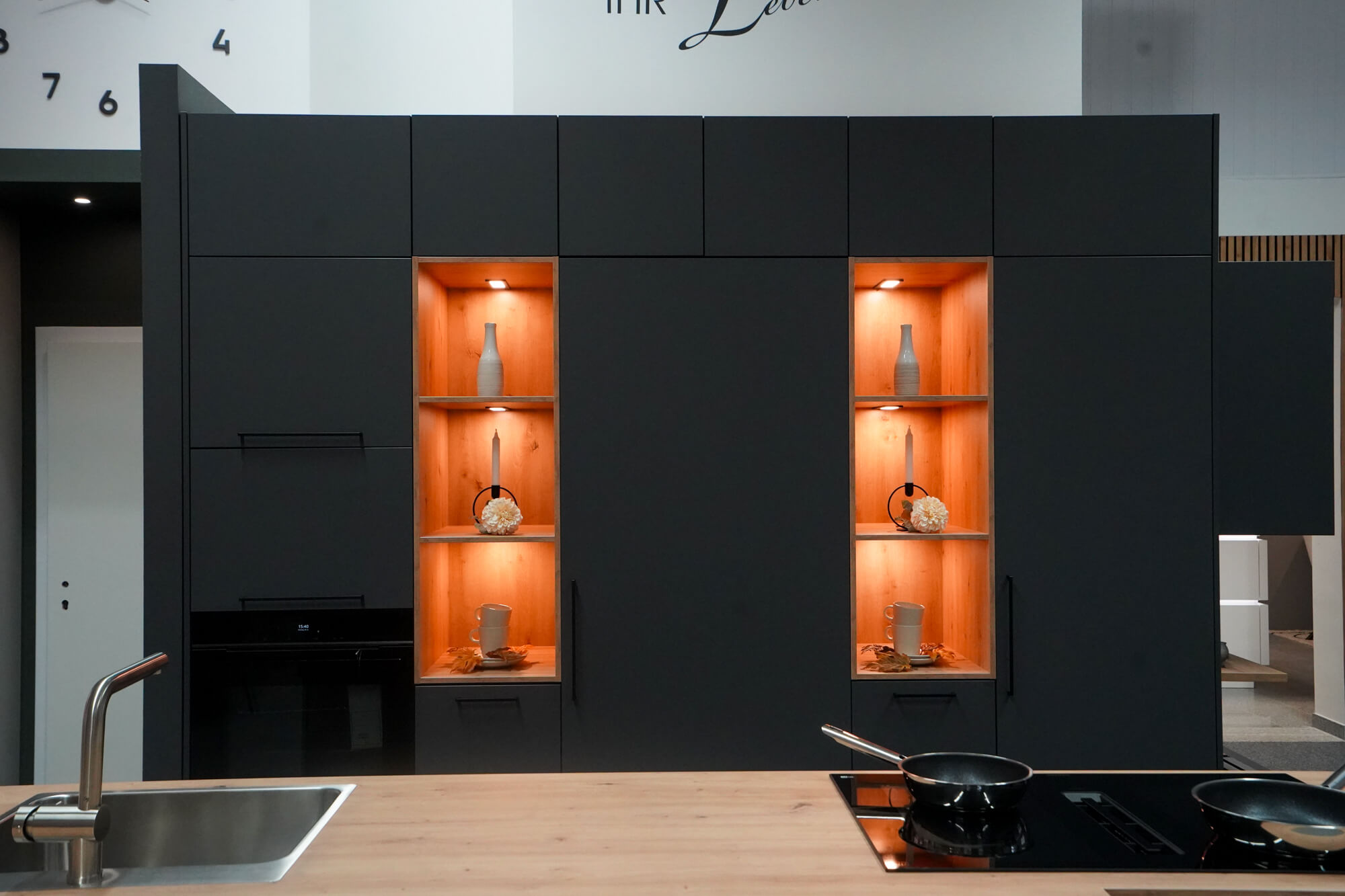 Haecker Designkueche Beton grau mit Hochschrank