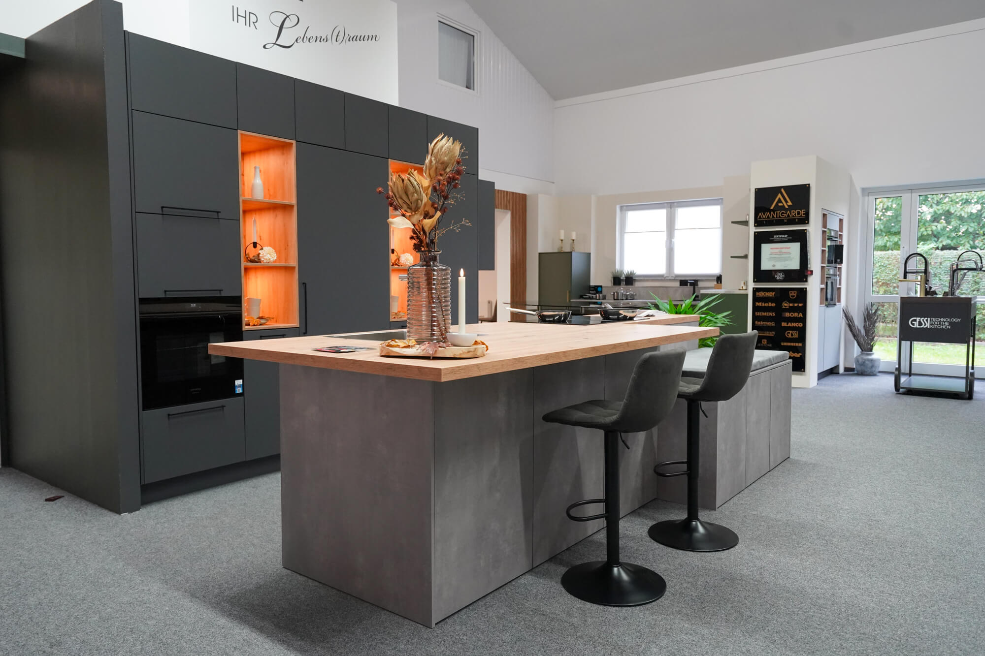 Haecker Designkueche Beton grau mit Insel und Tresen