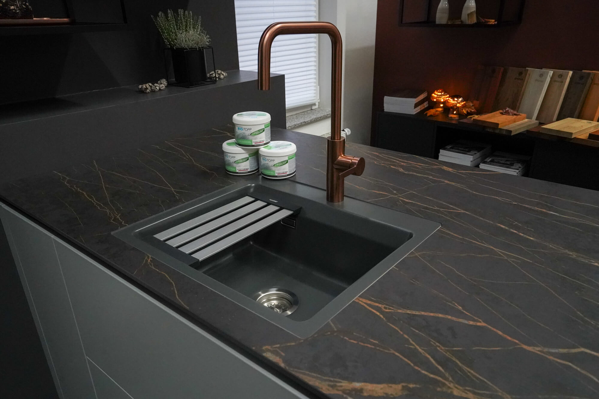 Haecker Designkueche mit Insel grau gruen spüle