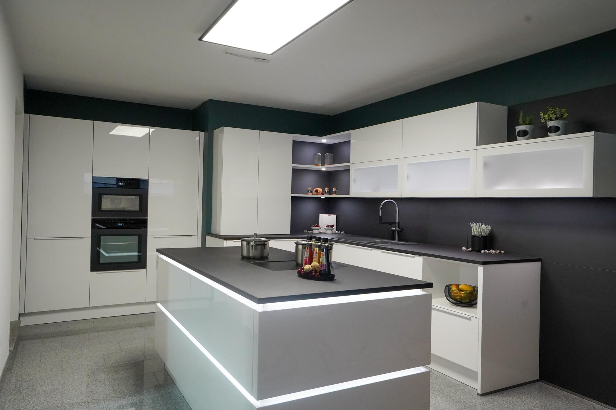 Kuechenwissen Haecker Inselkueche modern Weiss grifflos