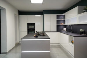 Kueche kaufen Haecker Inselkueche modern Weiss mit beleuchteten Griffmulden