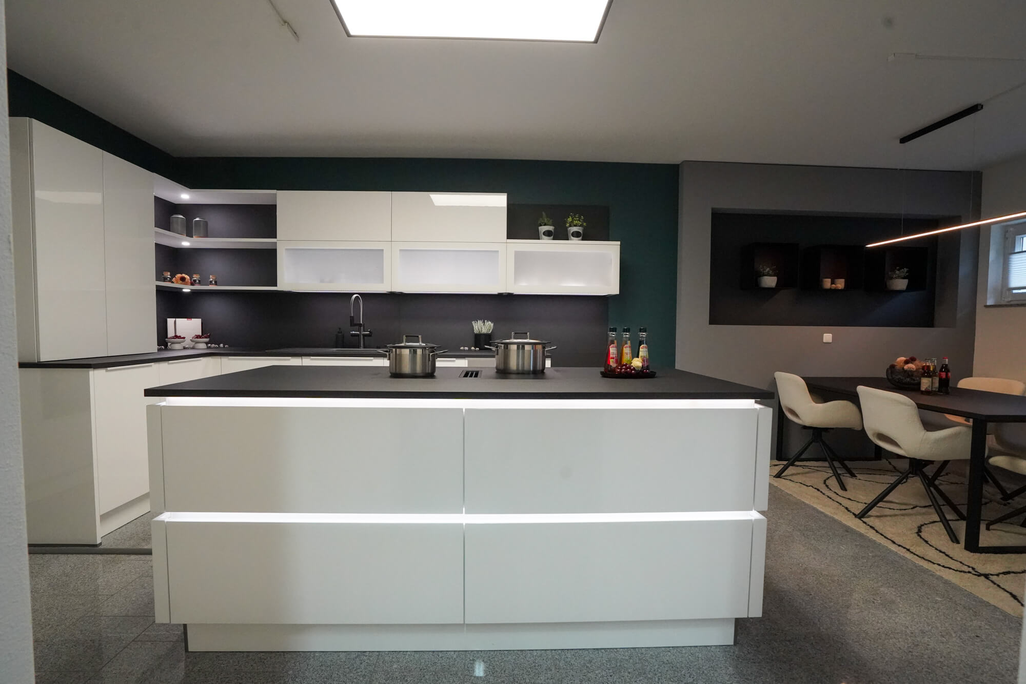 Haecker Inselkueche modern Weiss