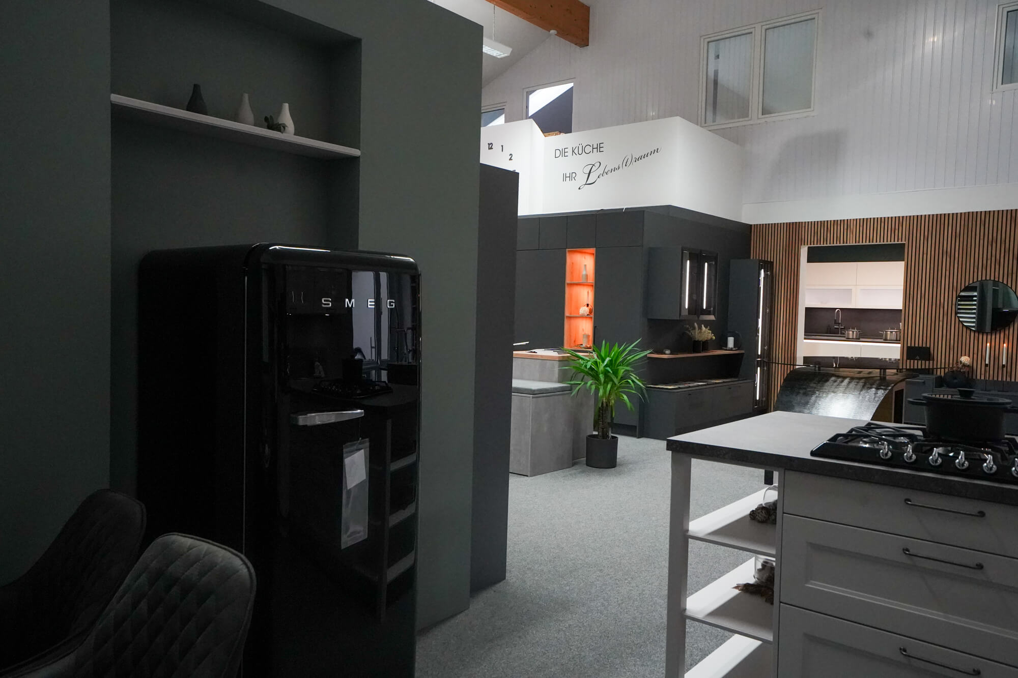 Haecker Landhauskueche L-Form mit Smeg Kuehlschrank