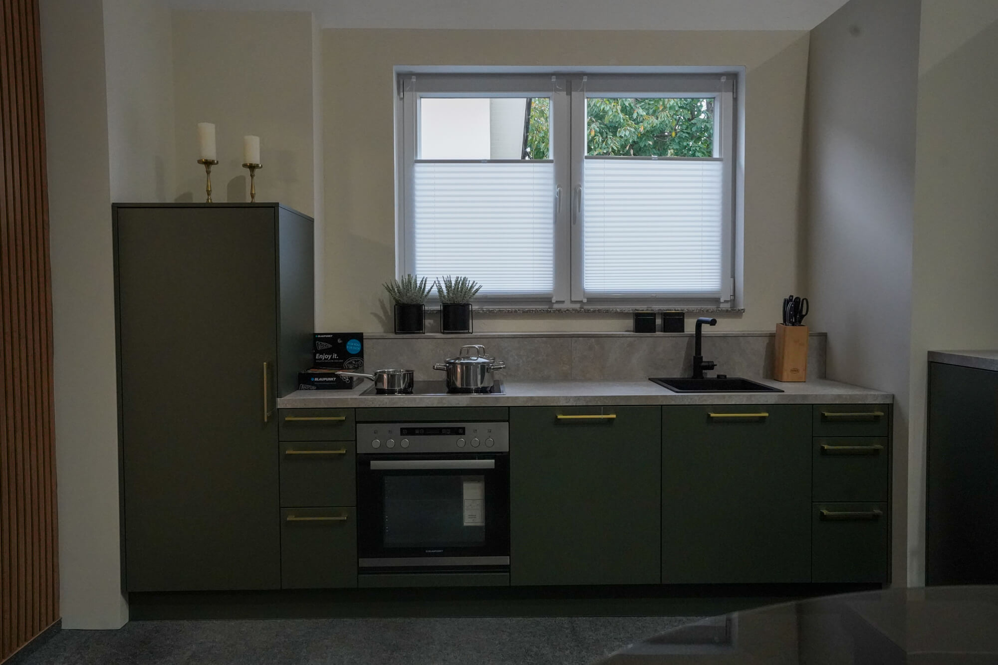 Haecker moderne Kuechenzeile dunkelgruen matt