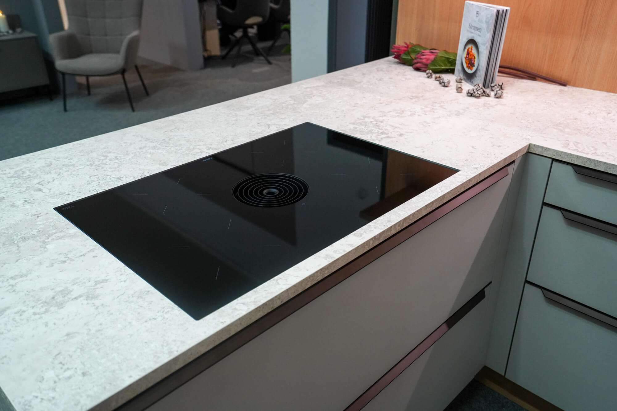 Haecker moderne L-Kueche sand mit Bora Kochfeld