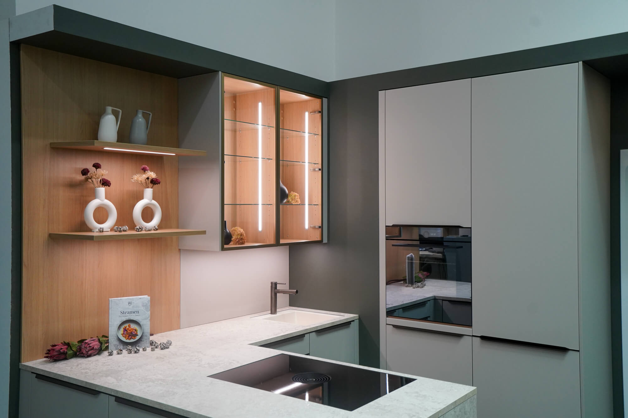 Haecker moderne L-Kueche sand mit Marmorarbeitsplatte