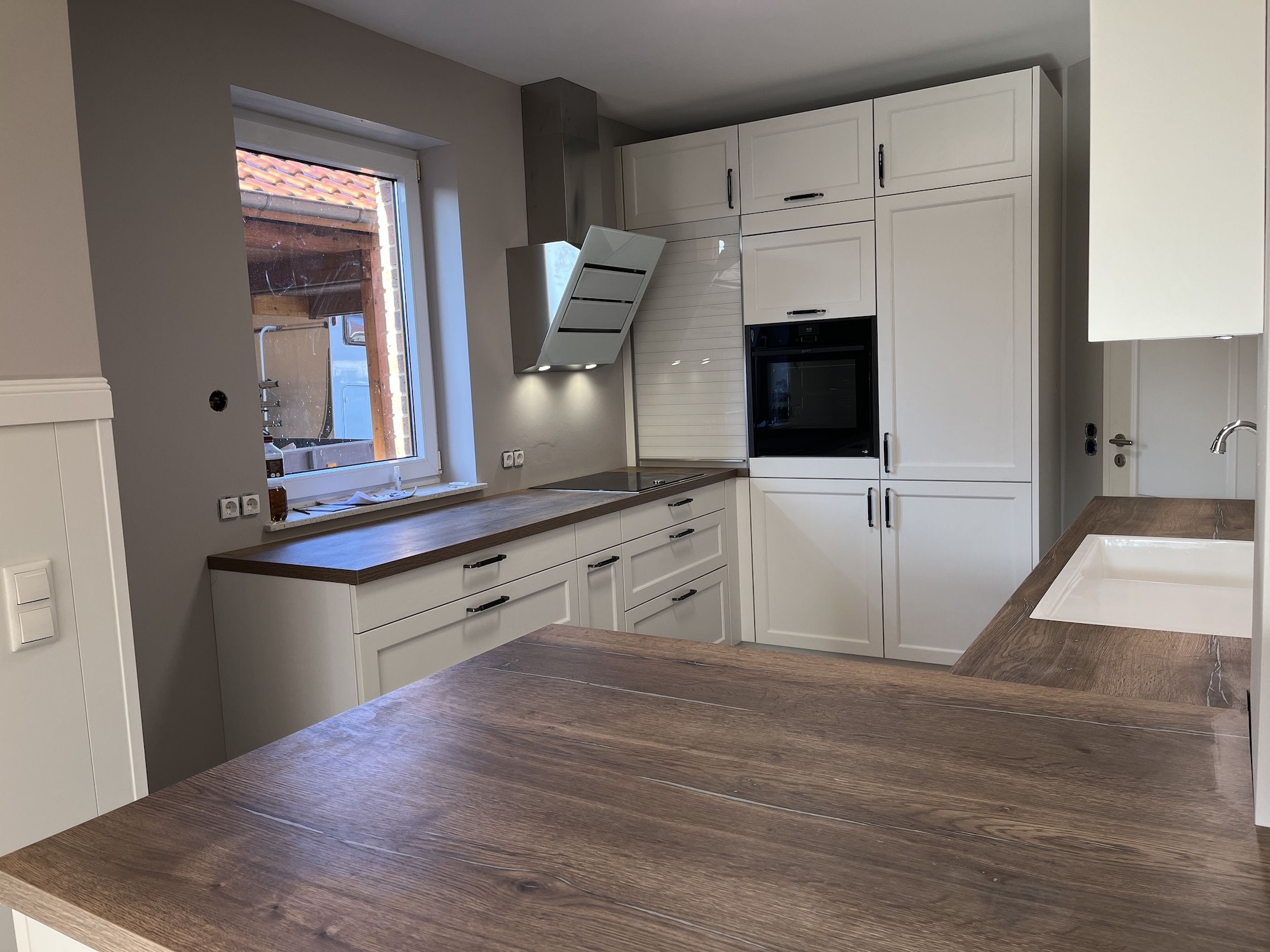 Landhauskueche in Weiss mit Holzarbeitsplattte