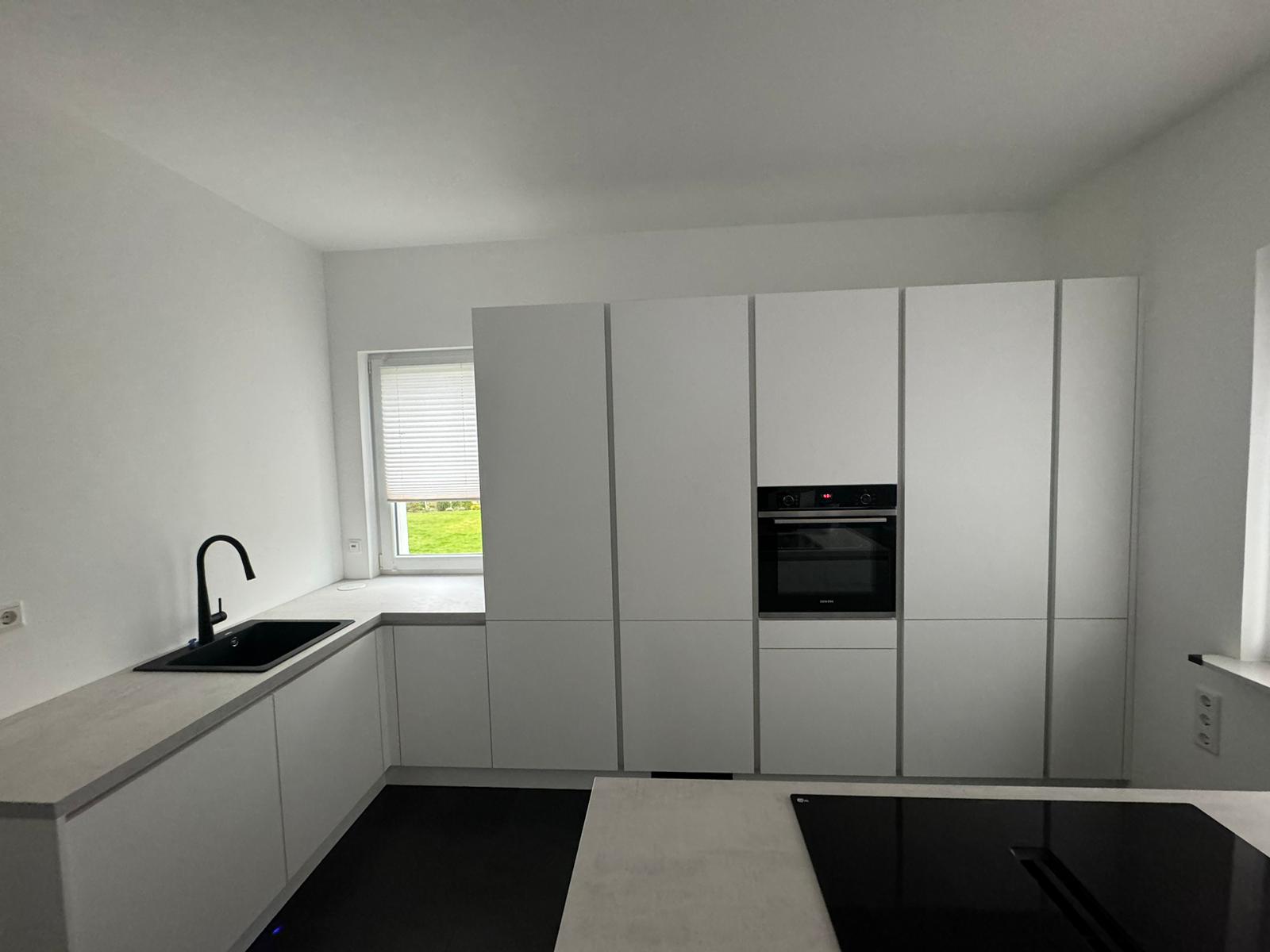 Moderne Kueche in Weiss