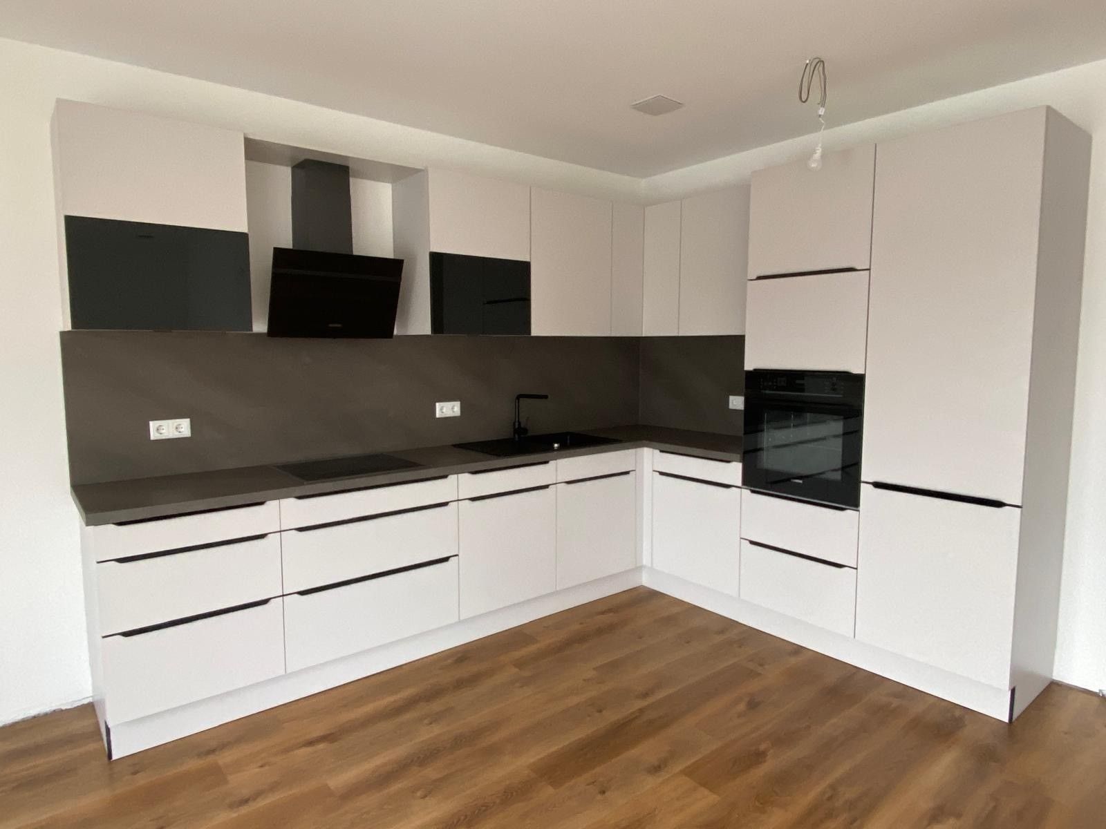 Referenzen Moderne L-Kueche mit matten Fronten