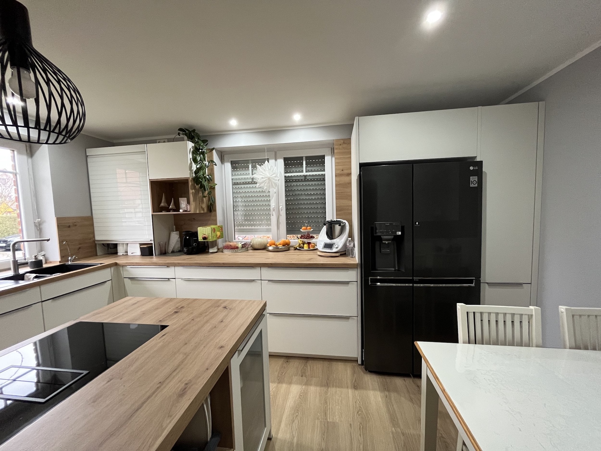 Vollausgestattete Inselkueche in Weiss