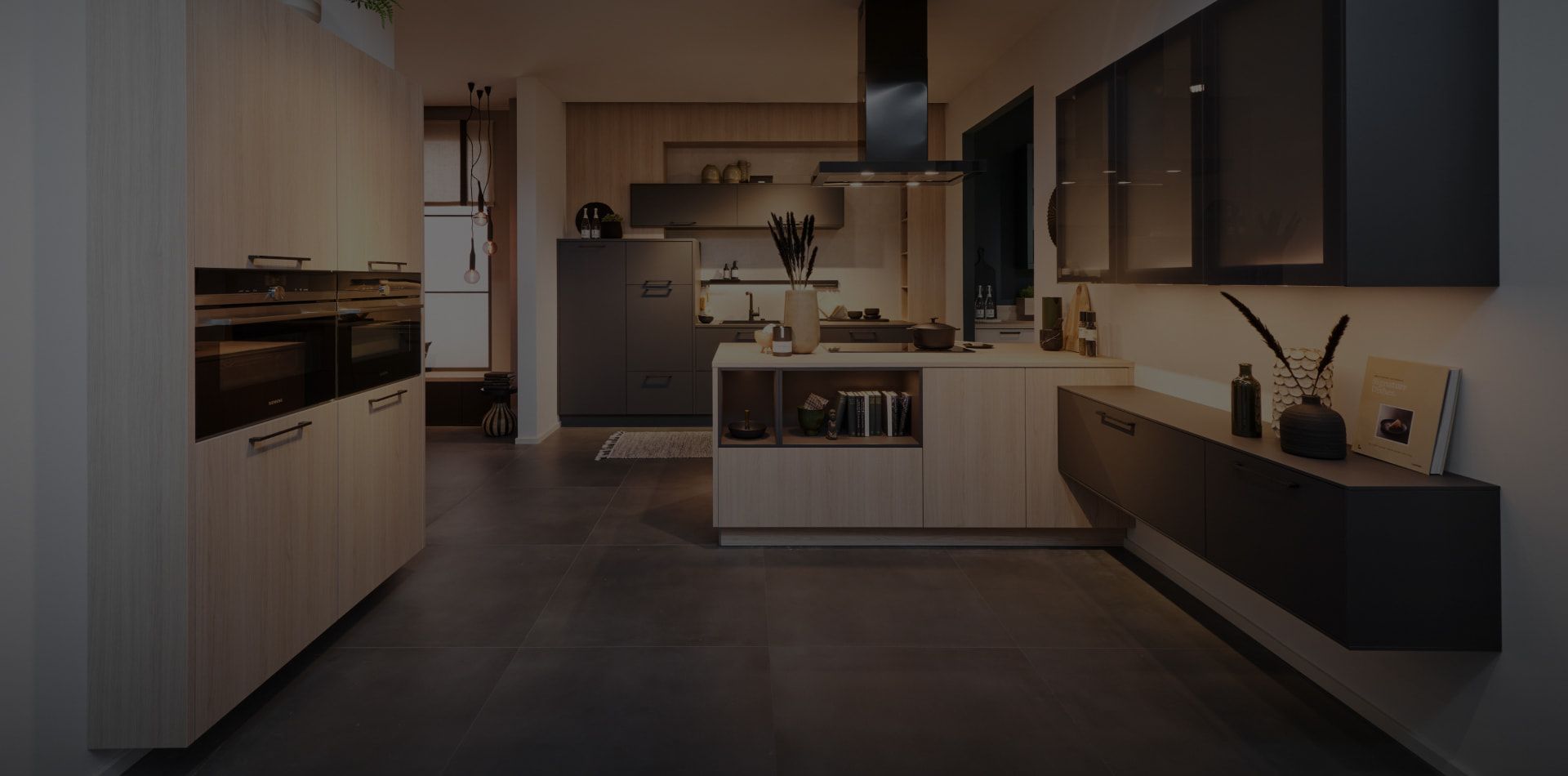 küchenausstellung-küchenzeile-holz-modern