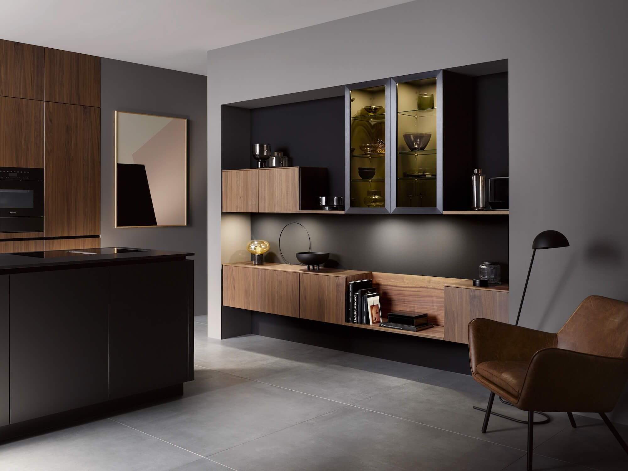 Haecker-Designkueche-mit-Insel-Nussbaum-Sideboard