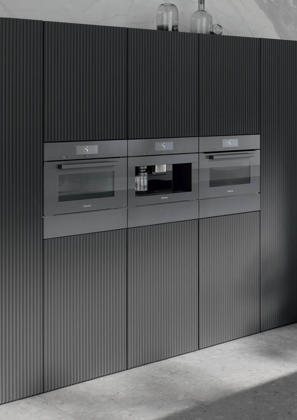 Miele Einbaubackofen-Dampfgarer-Kaffeemaschine-grau