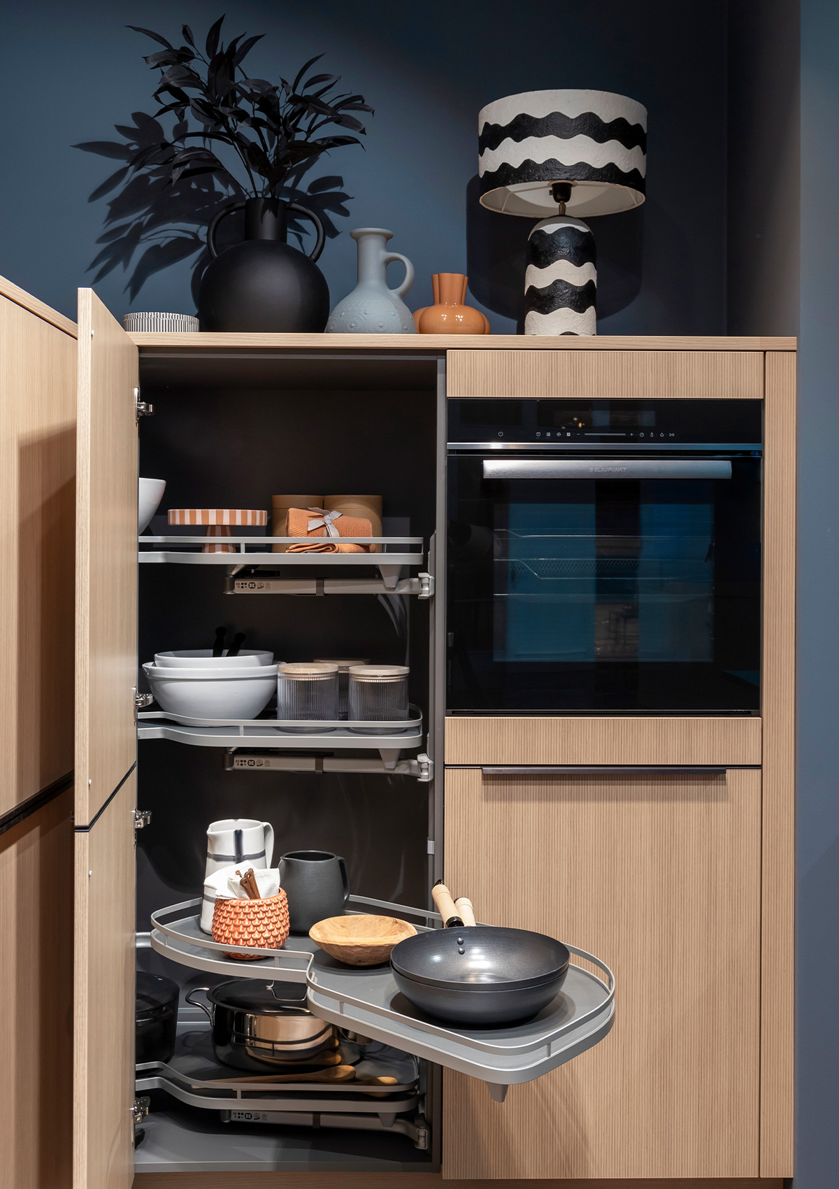Häcker Moderne L-Küche Scala Balticblau_Hochschrank_offen_1200x1700
