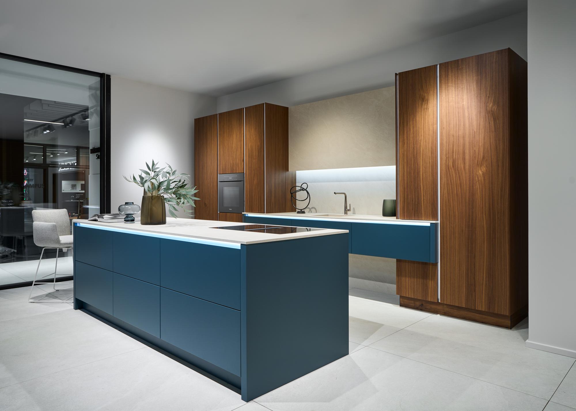 Häcker Inselküche modern Nussbaum elegant