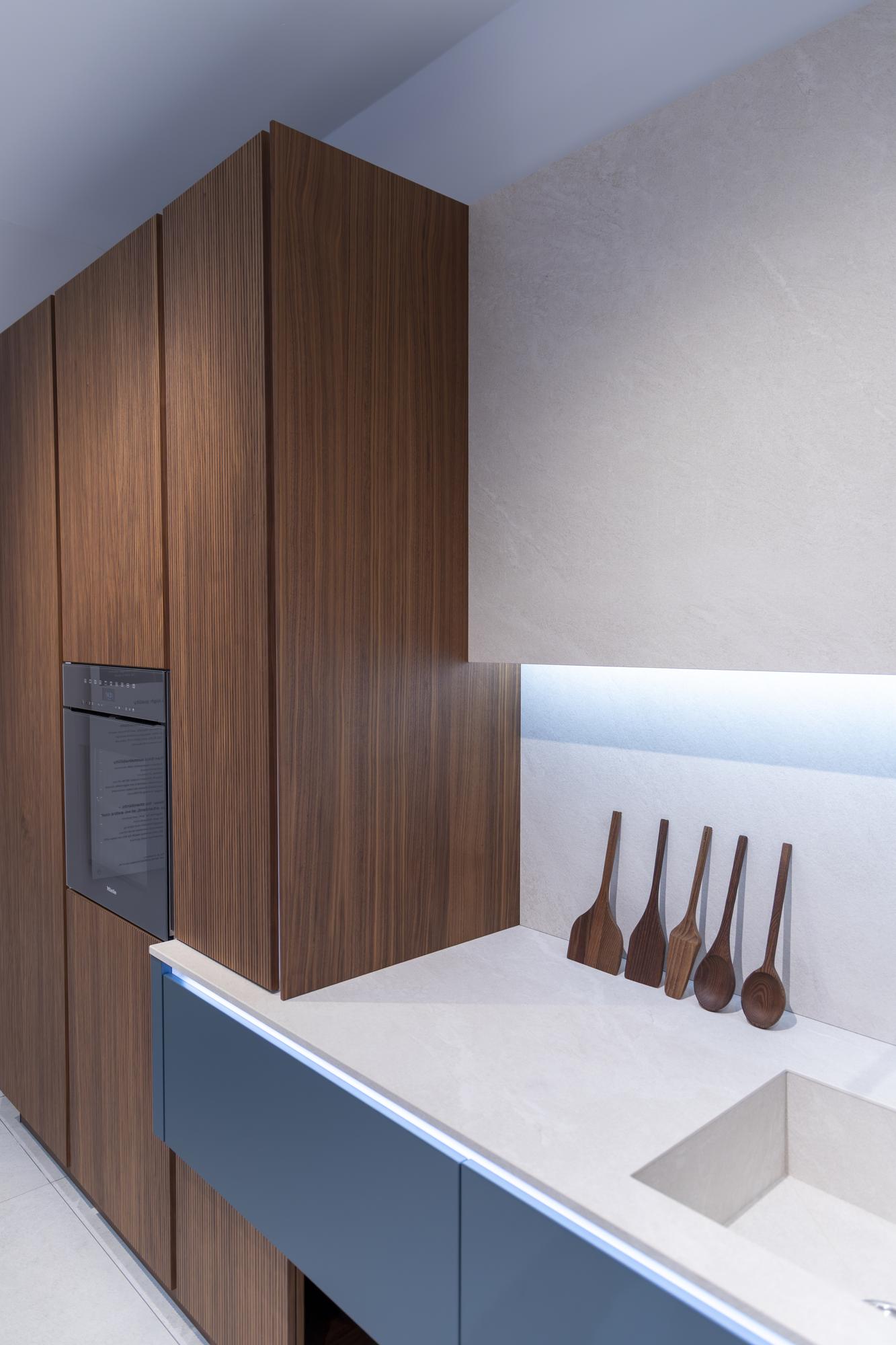 Häcker Inselküche modern Nussbaum elegant