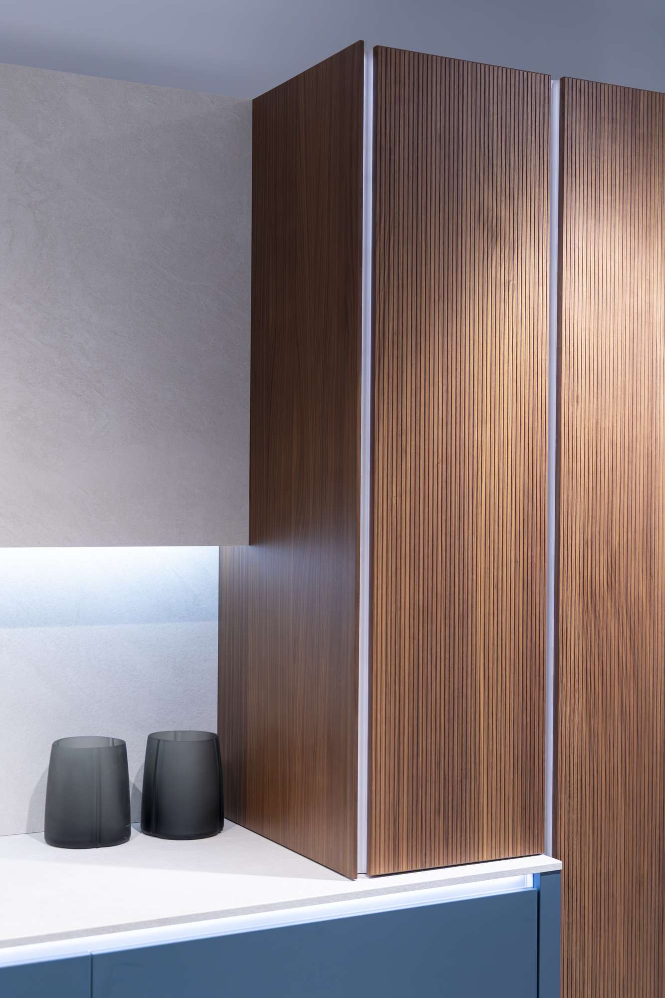 Häcker Inselküche modern Nussbaum elegant