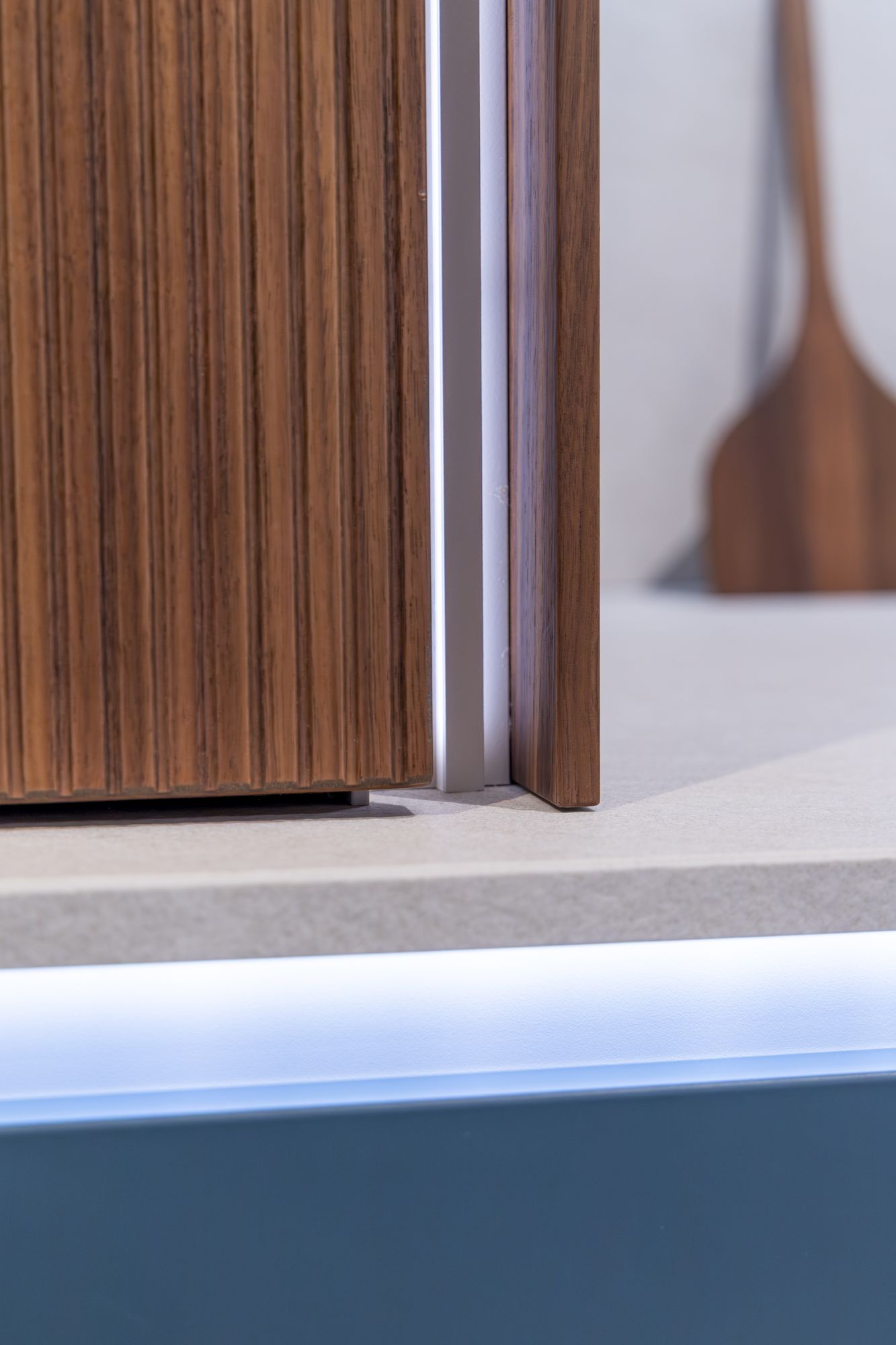 Häcker Inselküche modern Nussbaum elegant