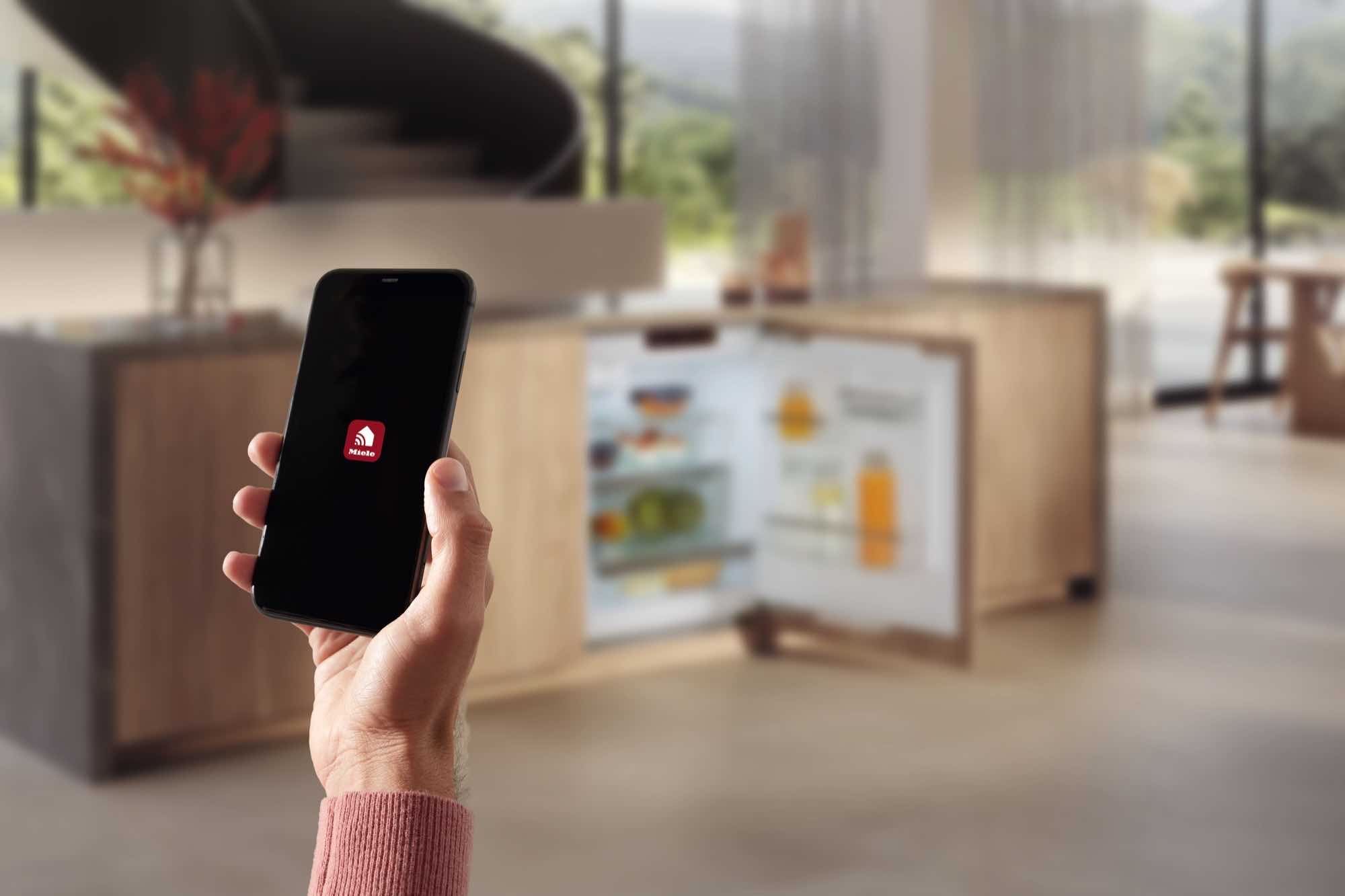 Miele App auf dem Smartphone mit vernetztem Kühlschrank