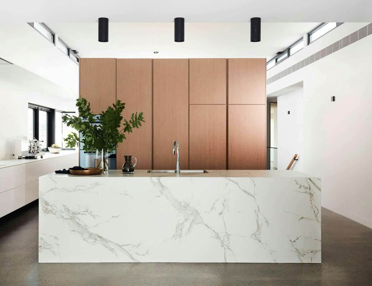 Dekton Arbeitsplatten: Kücheninsel mit weißer Dekton-Platte in Marmoroptik