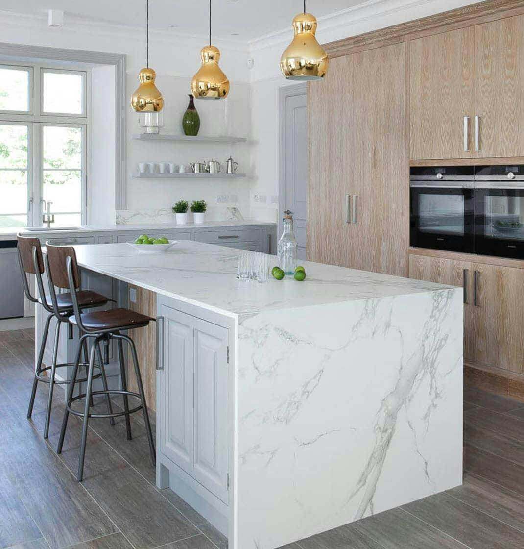 Kücheninsel mit Dekton Arbeitsplatte und herabgeführter Wange