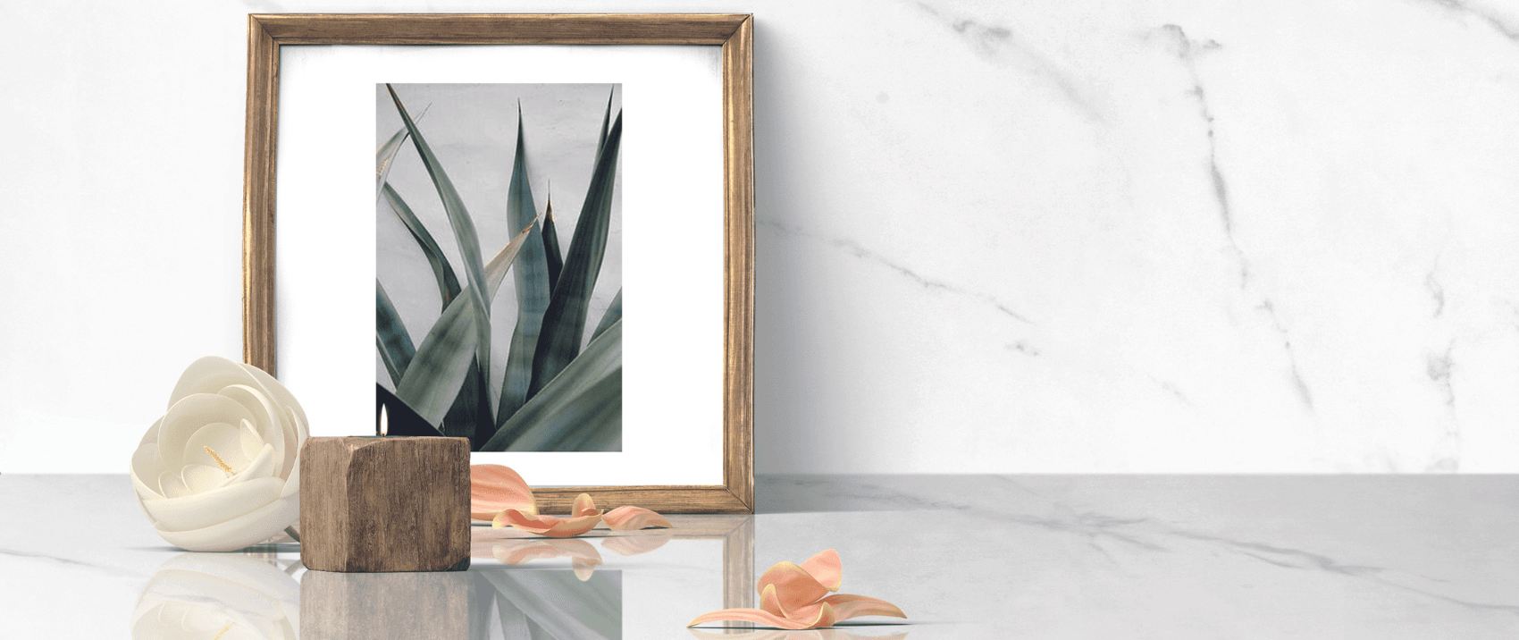 Dekton Arbeitsplatte in heller Marmoroptik mit Dekoration