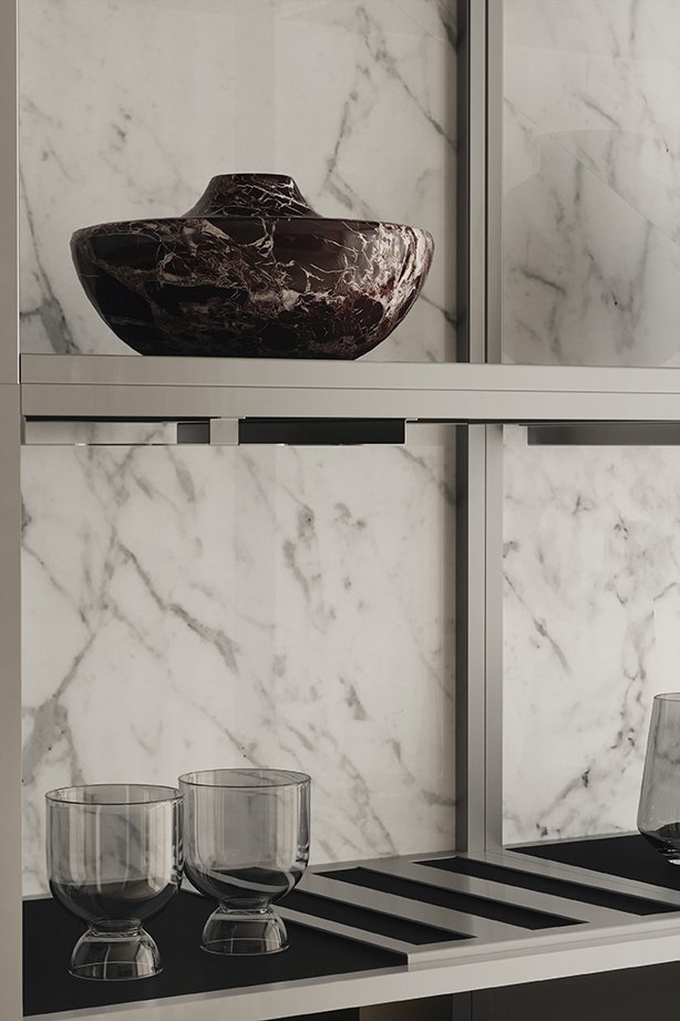 Häcker Designküche Blackwood Bronze: Nische aus Calacatta-Marmor mit offenem Metallregal