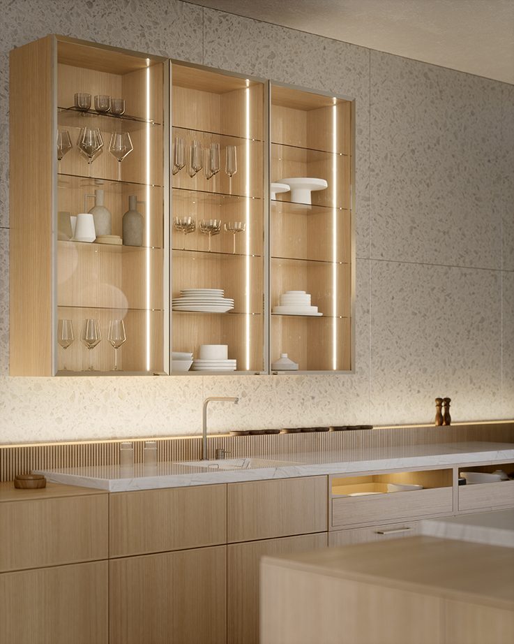 Häcker Designküche mit Insel Eiche: beleuchtete Glasvitrinen über der Spülzeile