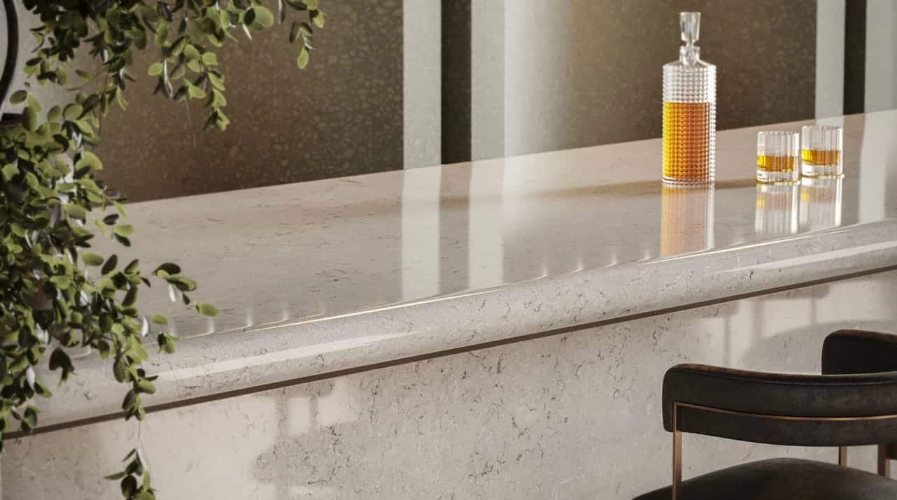 Helle Arbeitsplatte aus Mineralstein Bianco Drift